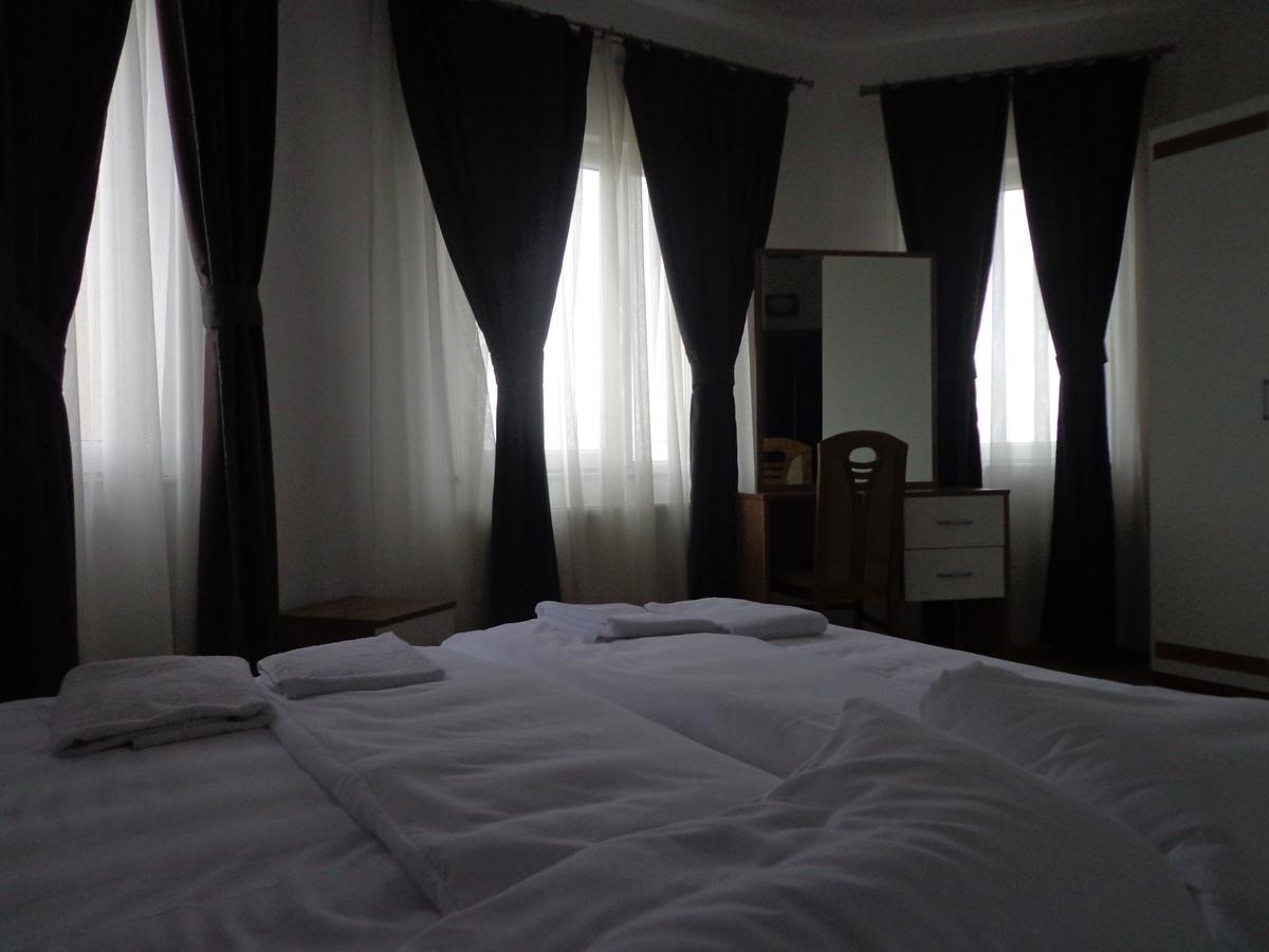 Hotel Rio Pristina Esterno foto