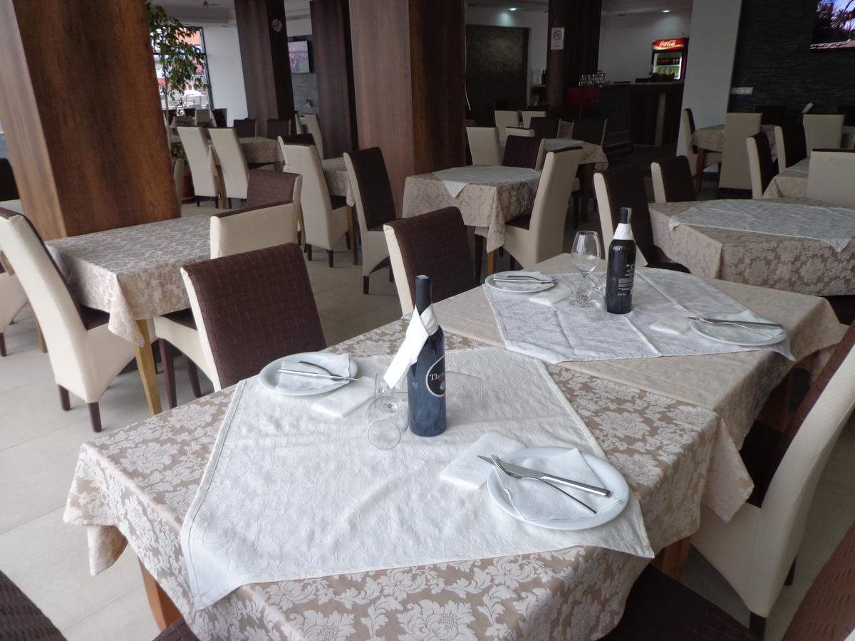 Hotel Rio Pristina Esterno foto